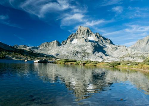 A picture of a lake in the mountains.